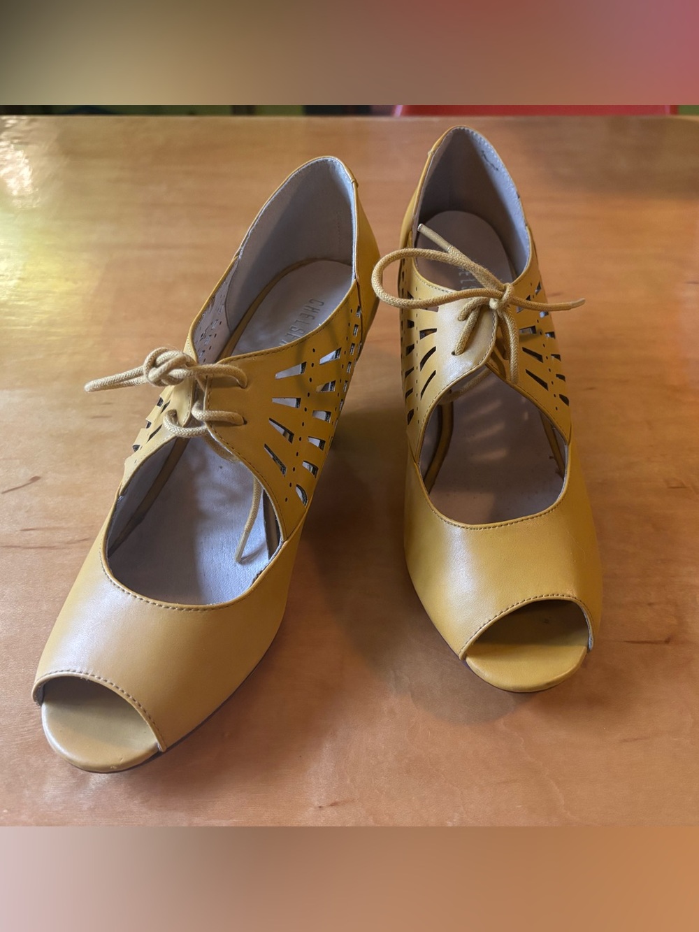 Yellow retro heeled pumps sz 40 - Picture 2 of 6